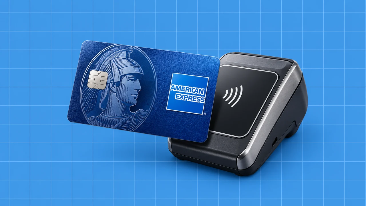 Cartão e terminal com o logótipo da American Express, numa ilustração editorial 3D sobre grelha azul.