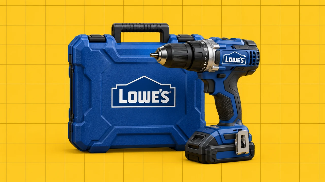 Berbequim e caixa de ferramentas com o logótipo Lowe’s sobre fundo amarelo quadriculado.